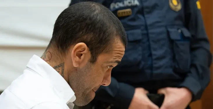 Daniel Alves é condenado a 4 anos e 6 meses por estupro na Espanha