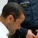 Daniel Alves é condenado a 4 anos e 6 meses por estupro na Espanha