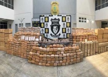 Vídeo: traficantes escondem 1,5 toneladas de drogas e fuzis no Parque das Laranjeiras