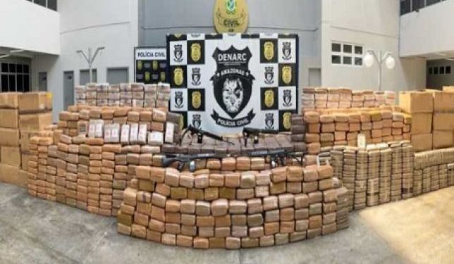 Vídeo: traficantes escondem 1,5 toneladas de drogas e fuzis no Parque das Laranjeiras