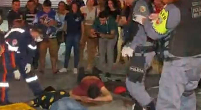 Vídeo: Dupla sai cometendo assaltos desde o T5, em Manaus, e acabam apanhando da população