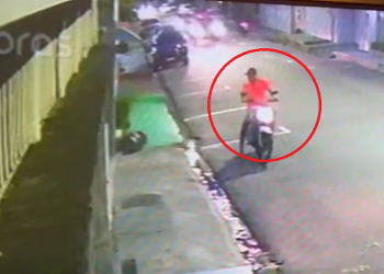 Vídeo mostra mulher sendo assaltada na porta do trabalho em Manaus; veja