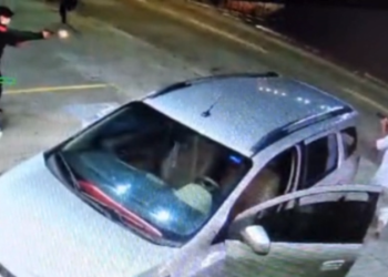 Vídeo: Abusados, trio acena para policial antes de matar ele e a filha em frente de drogaria