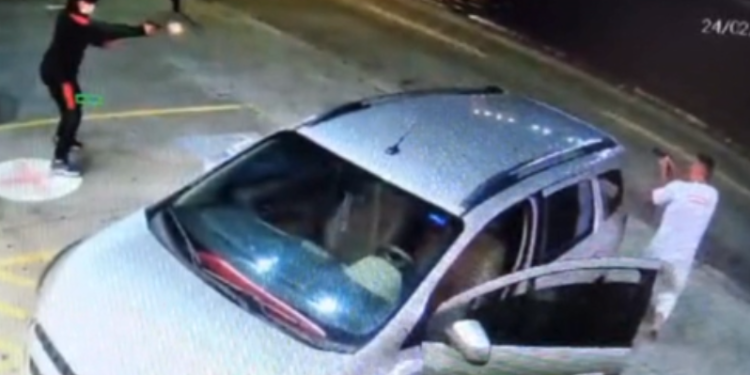 Vídeo: Abusados, trio acena para policial antes de matar ele e a filha em frente de drogaria