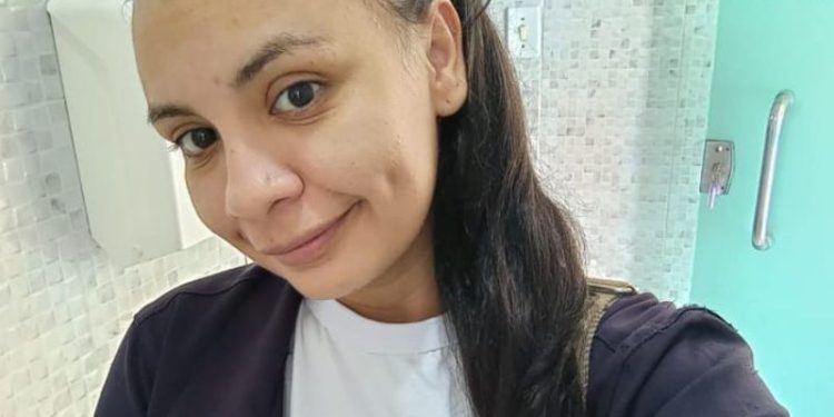 Mistério: Em Manaus, mulher entra em carro, pede para a mãe cuidar do filho dela e desaparece