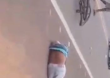 Vídeo: idoso tem perna destruída após moto acertar a bicicleta dele na estrada