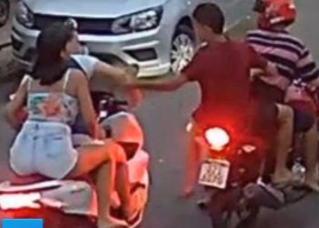 Vídeo: mesmo correndo risco, motoqueira acelera e foge de assalto em Manaus