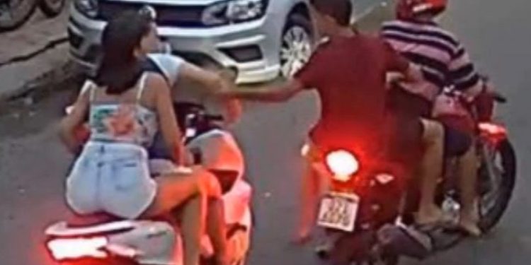 Vídeo: mesmo correndo risco, motoqueira acelera e foge de assalto em Manaus
