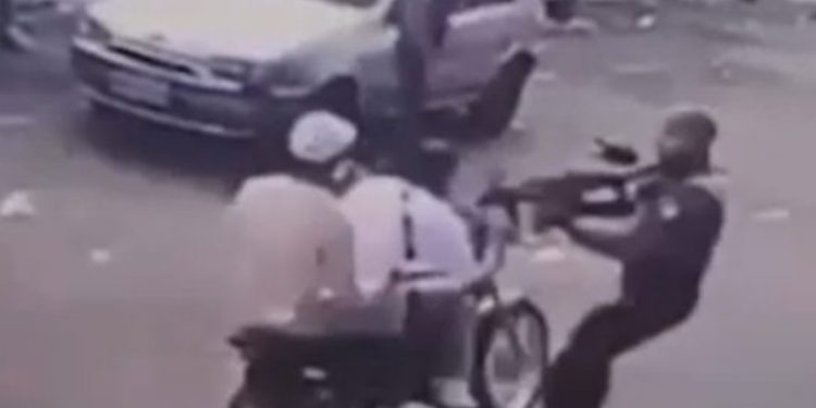 Vídeo mostra momento em que fuzil de PM fura e mata motoqueiro; veja