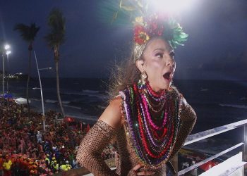 Problemas técnicos ficam ‘macetando’ carnaval de Ivete e artista chora em trio elétrico; Assista