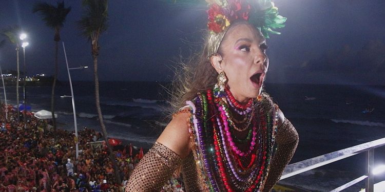 Problemas técnicos ficam ‘macetando’ carnaval de Ivete e artista chora em trio elétrico; Assista