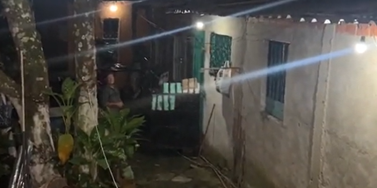 Em Manaus, homem é morto sentado em cadeira e esposa fica amarrada e com os olhos vendados