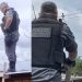 Vídeos: suspeito de assalto em Manaus foge da PM, cai, quebra a perna e chora: ‘ai, ai’
