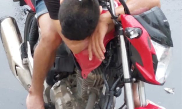 A culpa é da ‘catcha’: Motociclista bebe todas e é flagrado dormindo em cima de moto em rua de Manaus
