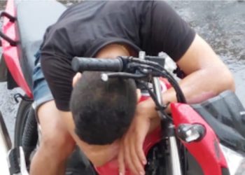 A culpa é da ‘catcha’: Motociclista bebe todas e é flagrado dormindo em cima de moto em rua de Manaus