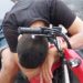 A culpa é da ‘catcha’: Motociclista bebe todas e é flagrado dormindo em cima de moto em rua de Manaus