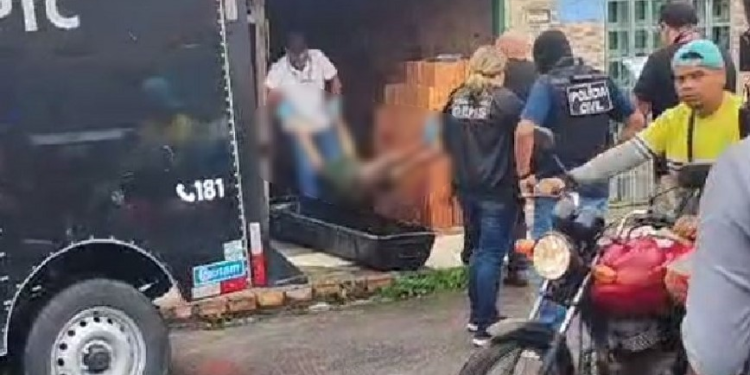 Vídeo: Homem morre e amigo fica ferido após serem moídos na porrada em Manaus