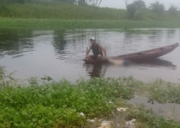 Cadáver de homem de bruços é encontrado boiando em rio em Manacapuru; vídeo
