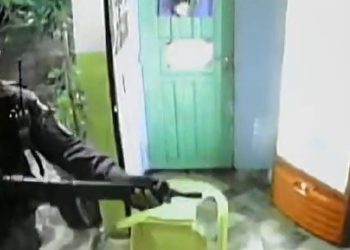 Vídeo: policial invade bar chutando cadeira em Manaus e aponta fuzil para clientes