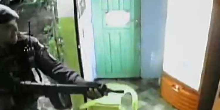 Vídeo: policial invade bar chutando cadeira em Manaus e aponta fuzil para clientes
