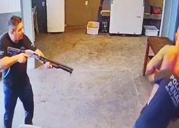 Vídeo: policial tenta distribuir droga na cadeia, resiste à prisão e toma tiro de colegas