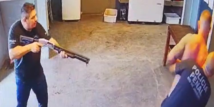 Vídeo: policial tenta distribuir droga na cadeia, resiste à prisão e toma tiro de colegas
