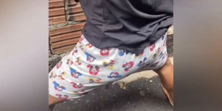 Vídeo: Vulgo ‘Pinga-pinga’ da Compensa fica com medo de baculejo da PM e mija nas calças