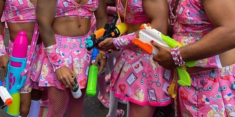 Polícia apreende pistolas d’água utilizadas para atirar urina em foliões