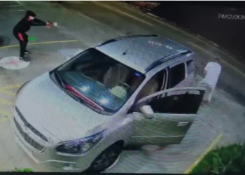 Pai e filha morrem em estacionamento de drogaria após troca de tiros com trio