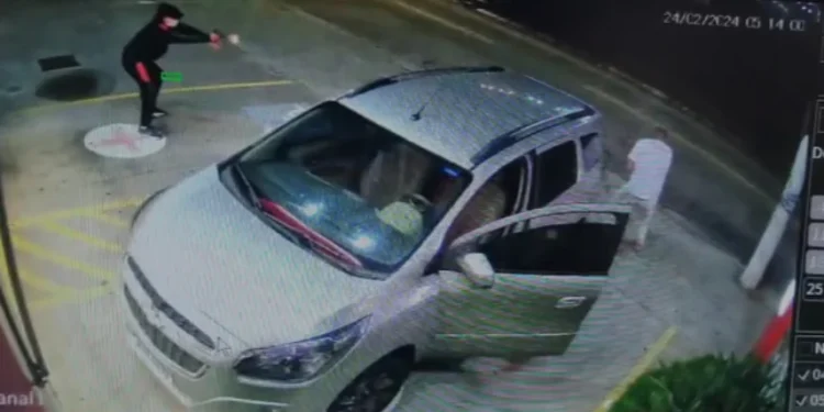 Pai e filha morrem em estacionamento de drogaria após troca de tiros com trio