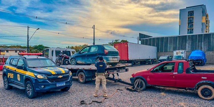Agentes da PRF identificam esquema criminoso com veículos apreendidos pela própria entidade