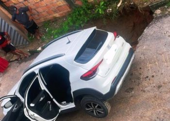 Infraestrutura: Carro cai em cratera no Campos Sales