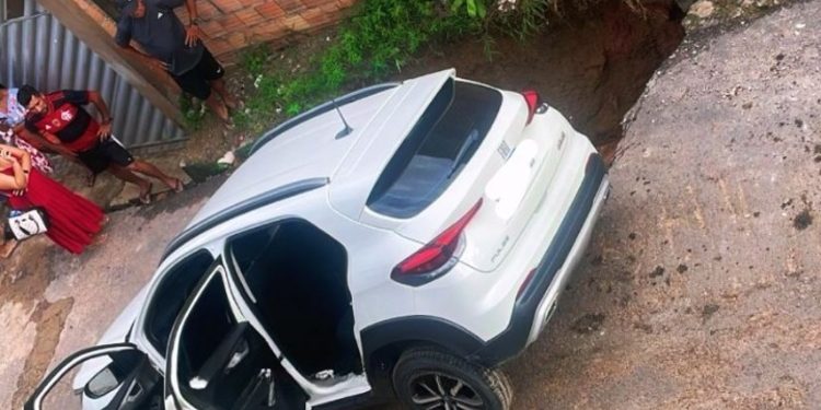 Infraestrutura: Carro cai em cratera no Campos Sales