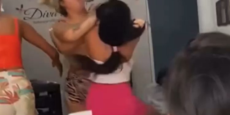 Vídeo: mulher faz a unha no salão, não paga e entra em luta com a manicure