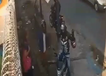 Vídeo mostra motoqueiro de app e passageira sendo assaltados no fim da corrida em Manaus; veja