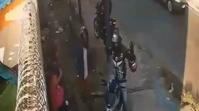 Vídeo mostra motoqueiro de app e passageira sendo assaltados no fim da corrida em Manaus; veja