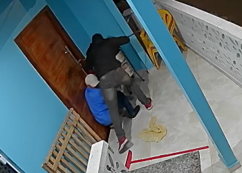 Alerta! Vídeo mostra criminosos invadindo casa na Zona Norte de Manaus com pé de cabra; veja