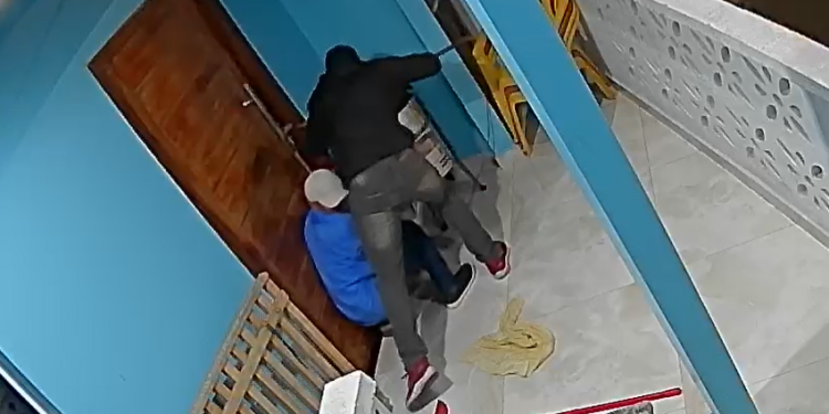 Alerta! Vídeo mostra criminosos invadindo casa na Zona Norte de Manaus com pé de cabra; veja