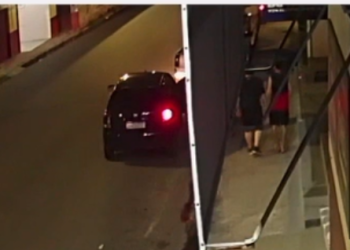 Vídeo: Caminhando, jovens são encurralados e roubados por criminosos em carro em Manaus