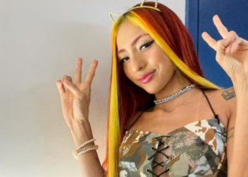 Traída, chamada de “magrela” e criticada por silicone, Ruivinha ironiza: ‘nada me abala’