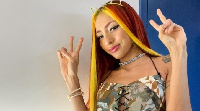 Traída, chamada de “magrela” e criticada por silicone, Ruivinha ironiza: ‘nada me abala’