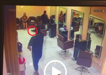 Vídeo: Homem é baleado após ladrões invadirem e roubarem salão de beleza no Alvorada