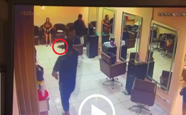 Vídeo: Homem é baleado após ladrões invadirem e roubarem salão de beleza no Alvorada