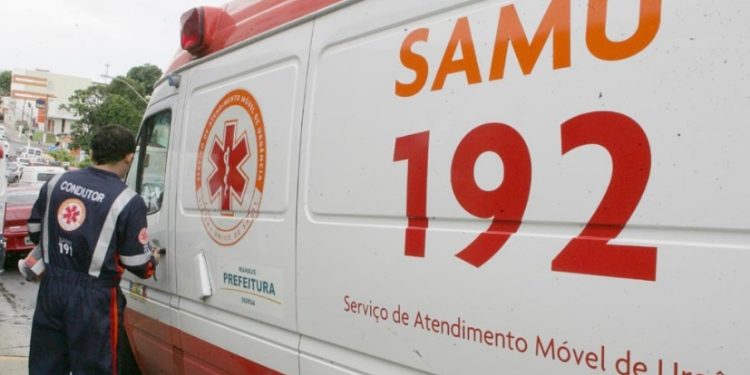 Cena forte: homem leva duas terçadadas na cabeça e corre agonizando na rua em Manaus