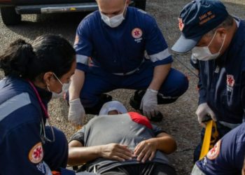 Passageiro com apendicite leva facada de bandidos no 560; mulher também foi ferida