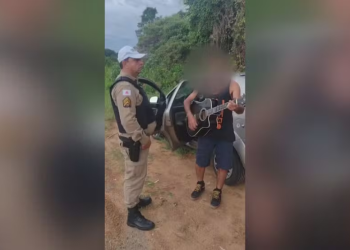 Vídeo: Bêbado ao volante, homem pede para cantar ‘Dormi na Praça’ para policial antes de ser preso