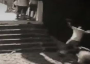 Vídeo: homem tropeça e derruba sujeito que mijava em escadaria a 4 metros de altura