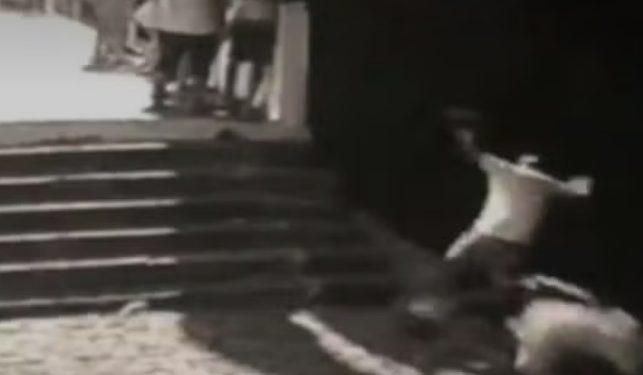 Vídeo: homem tropeça e derruba sujeito que mijava em escadaria a 4 metros de altura