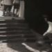 Vídeo: homem tropeça e derruba sujeito que mijava em escadaria a 4 metros de altura