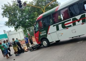 Motoqueiro “voa” após choque violento com busão em Manaus